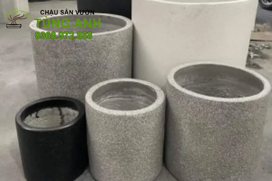 Cận cảnh quá trình mài và hoàn thiện chậu xi măng.